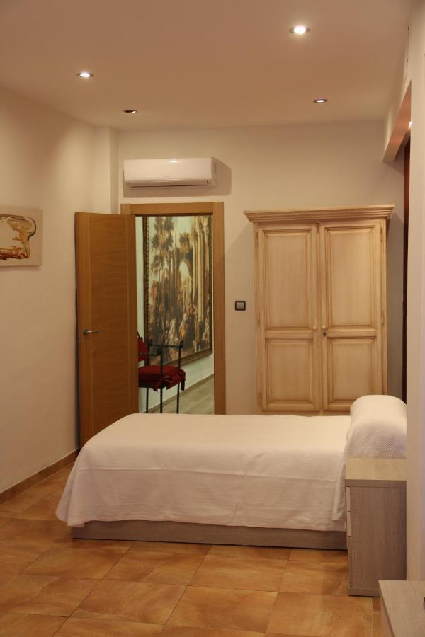Hostal Poeta Machado Baeza Buitenkant foto